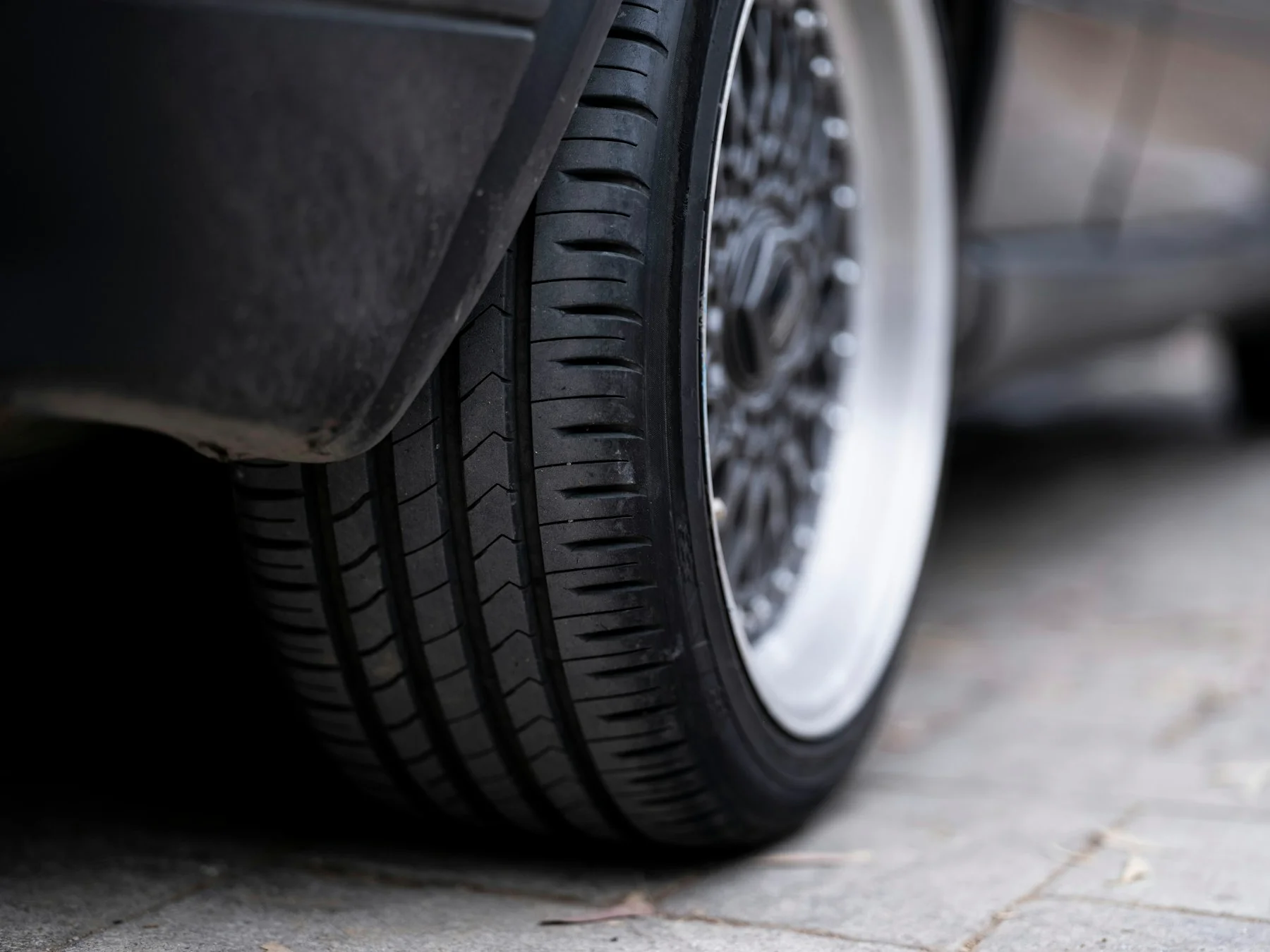Nahaufnahme eines Autoreifens mit deutlich sichtbarem Profil